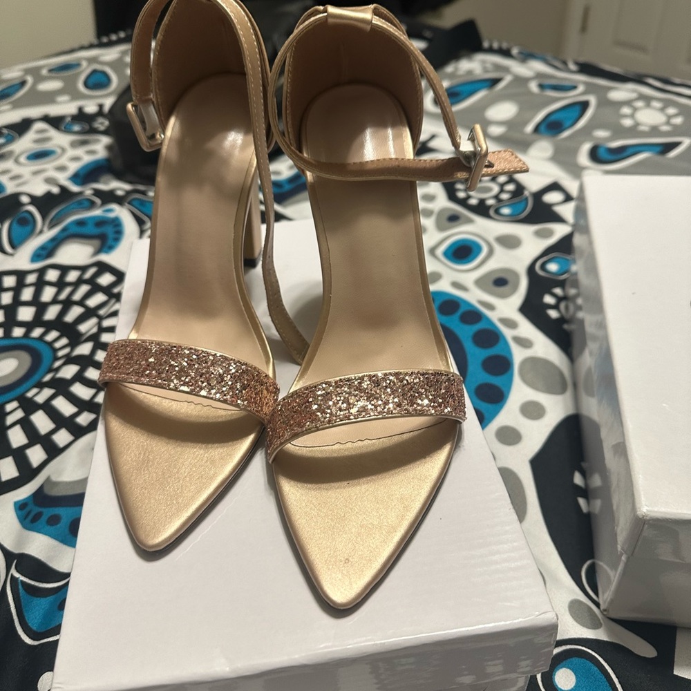 I’m selling3 pairs of heels - Picture 3 of 4